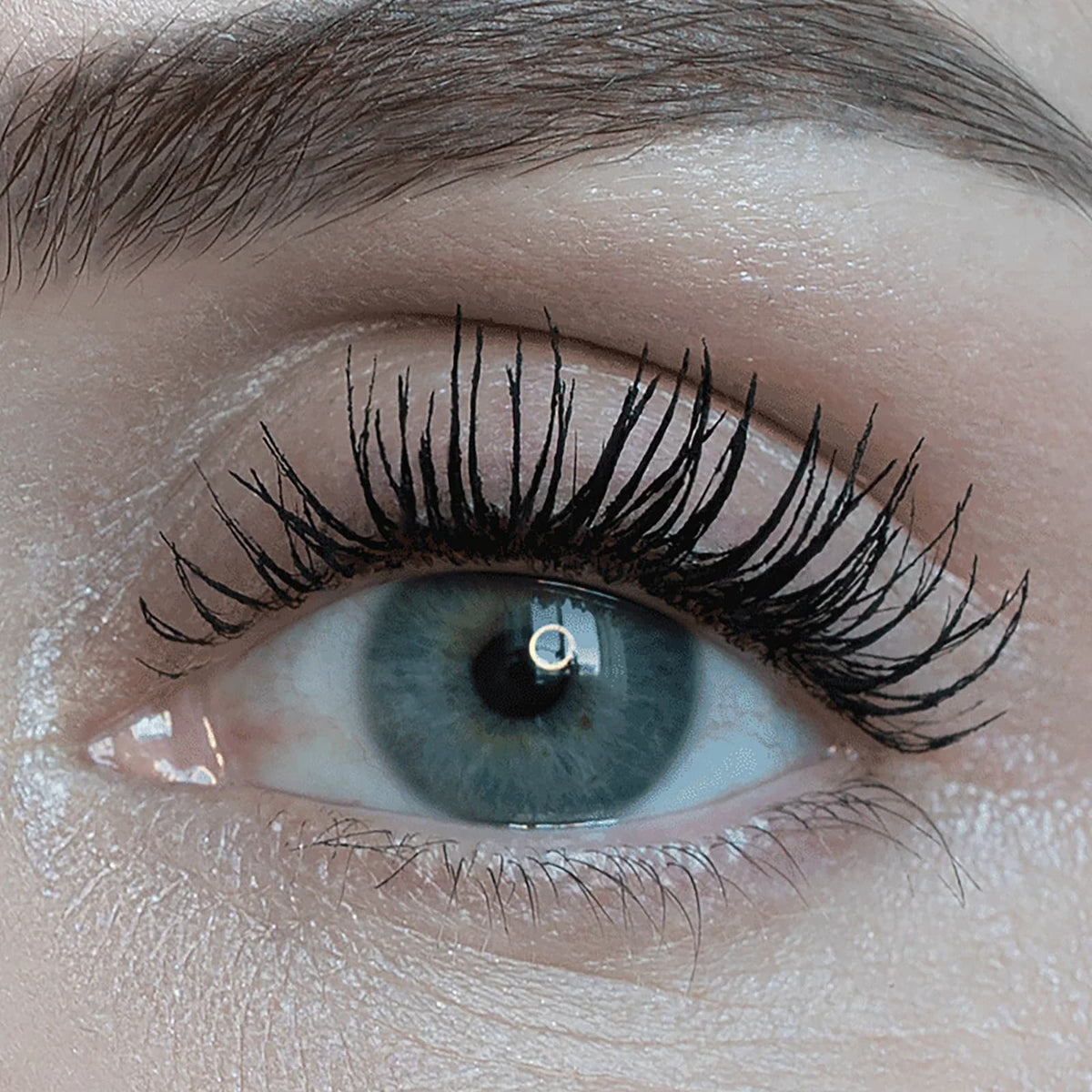 A close-up of a blue eye wearing Rituel de Dille Levitation Lash mascara.